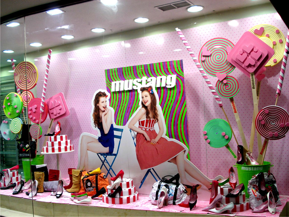 Escaparate Gominolas de Mustang en Puerta del Sol / Madrid