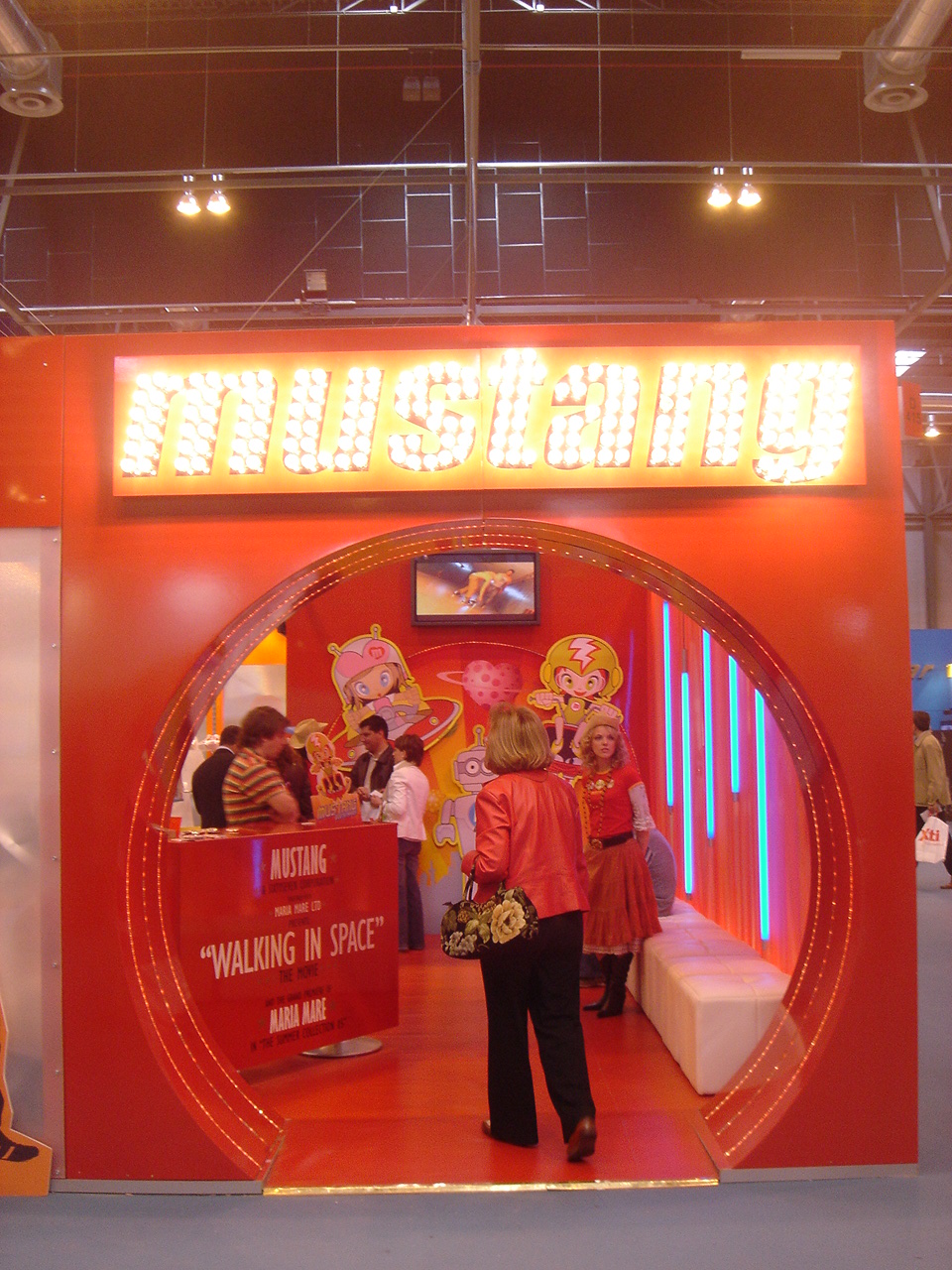 Varios stands Mustang